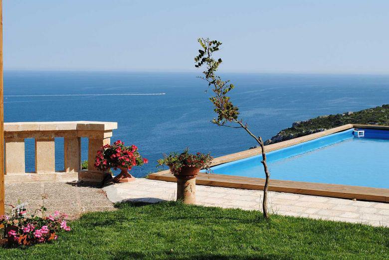 Villa con piscina a strapiombo sul mare sulla costa del Salento