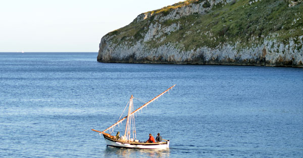 barca in mezzo al mare di Tricase (Lecce)