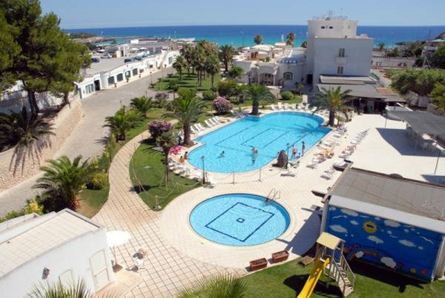 hotel con piscina sul mare in Puglia