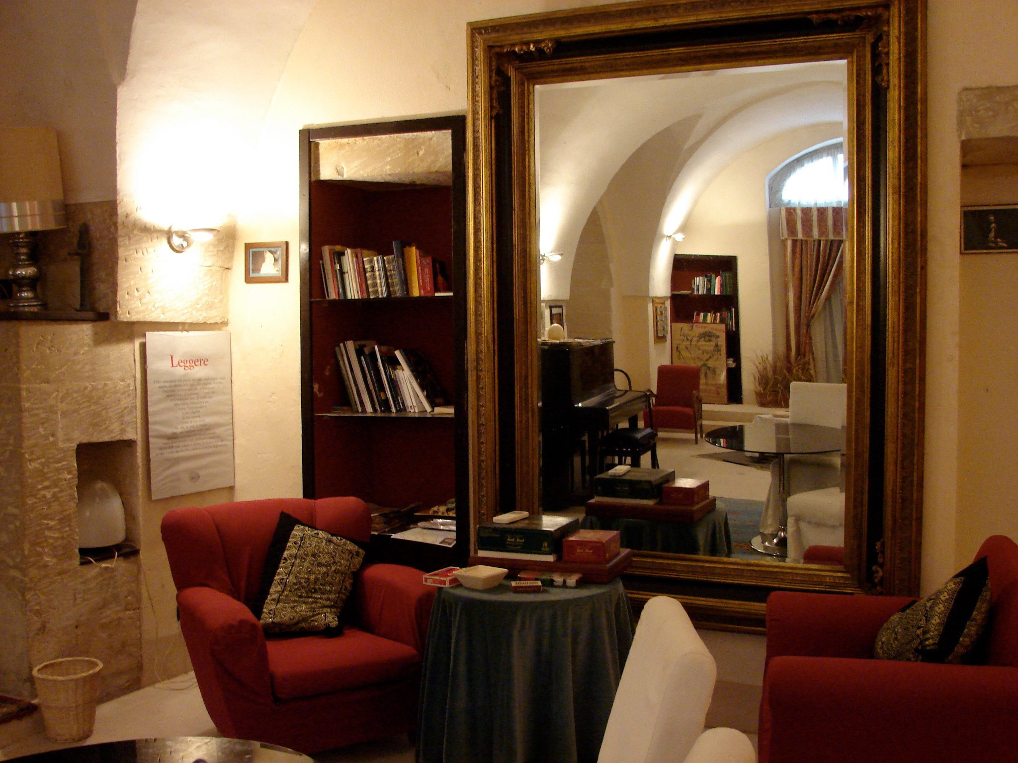 sala di lettura presso la dimora storica Nostra Signora dei Turchi nei pressi di Otranto