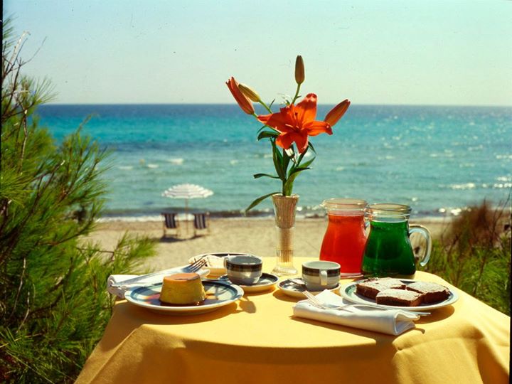 una colazione di fronte al mare in Puglia