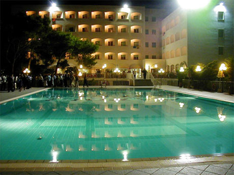 Piscina di sera presso Ecoresort Le Sirenè Gallipoli della catena Caroli Hotels