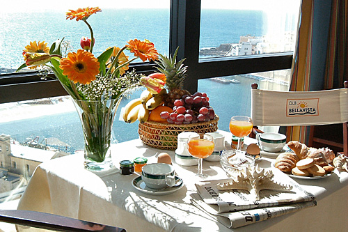 Sala colazioni vista mare dal Bellavista Club Gallipoli (Puglia)