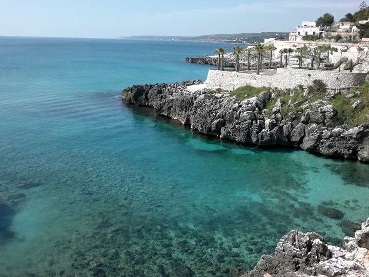 scogliera e splendido mare di Castro marina (Lecce)