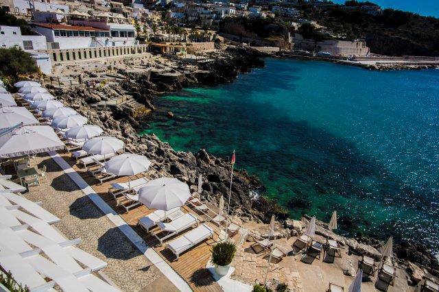 Hotel la Roccia con camere vista mare e stabilimento balneare sulla scogliera