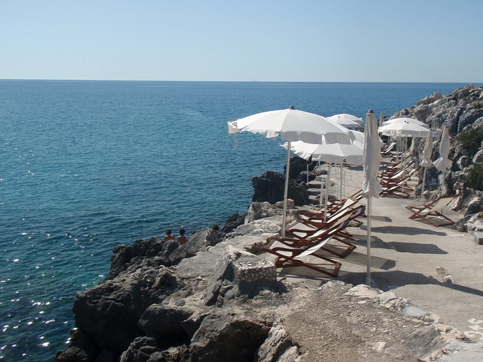 lido balneare direttamente sulla scogliera di Castro marina