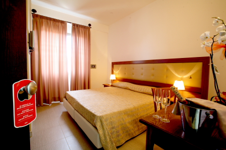Camera per dormire in albergo a Porto Cesareo