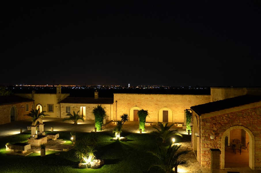 Il cortile interno di sera Masseria Chcco Rizzo Sternatia,Lecce