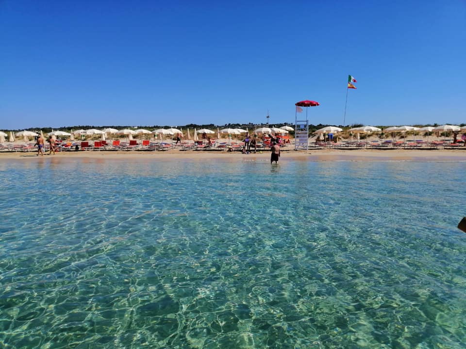 ombrelloni e lettini alle Maldive del Salento